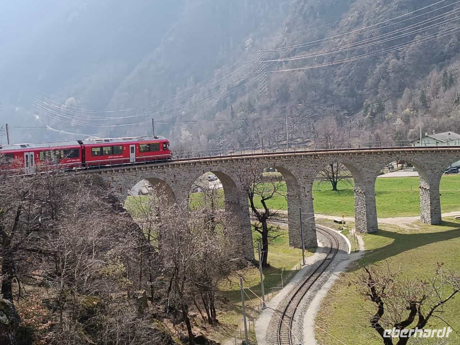 051.1 Fahrt mit dem Bernina-Express - Kreisviadukt Brusio &ndash; &copy; Annette Weise (Eberhardt TRAVEL)