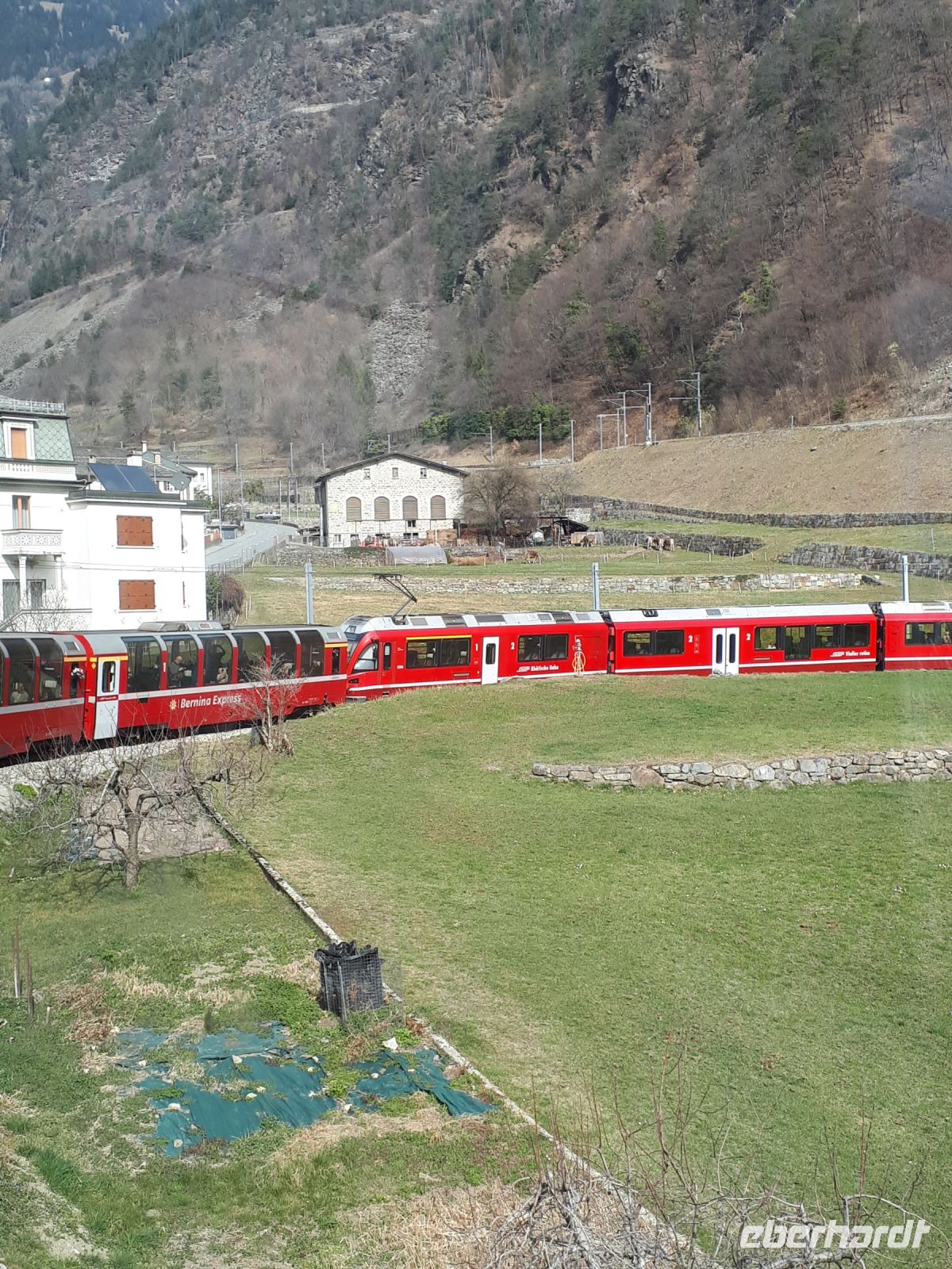 056.2 Fahrt mit dem Bernina-Express - Kreisviadukt Brusio &ndash; &copy; Annette Weise (Eberhardt TRAVEL)