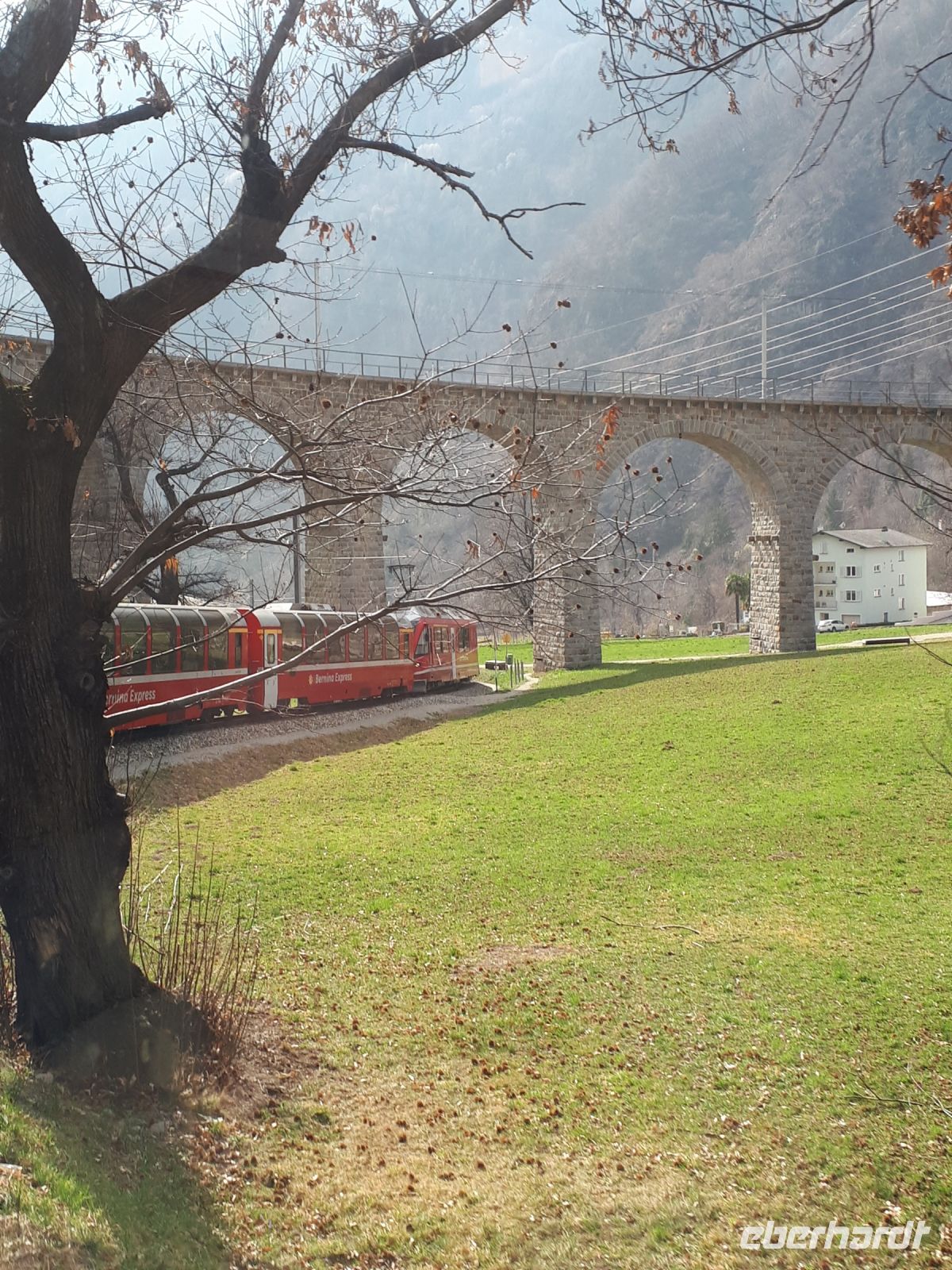 057.1 Fahrt mit dem Bernina-Express - Kreisviadukt Brusio &ndash; &copy; Annette Weise (Eberhardt TRAVEL)