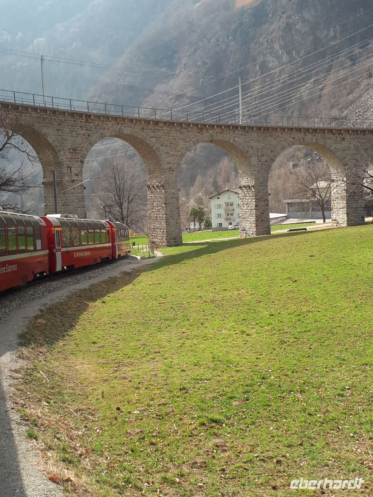 057.3 Fahrt mit dem Bernina-Express - Kreisviadukt Brusio &ndash; &copy; Annette Weise (Eberhardt TRAVEL)