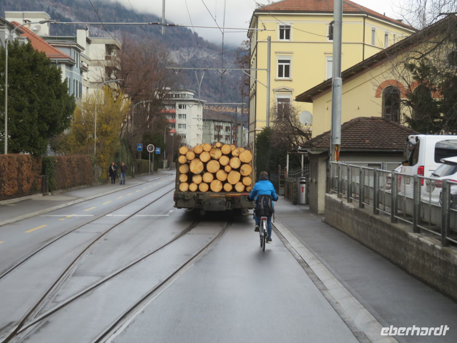 099 Fahrt nach Chur - Ein Güterzug fährt als Straßenbahn durch Chur &ndash; &copy; Annette Weise (Eberhardt TRAVEL)