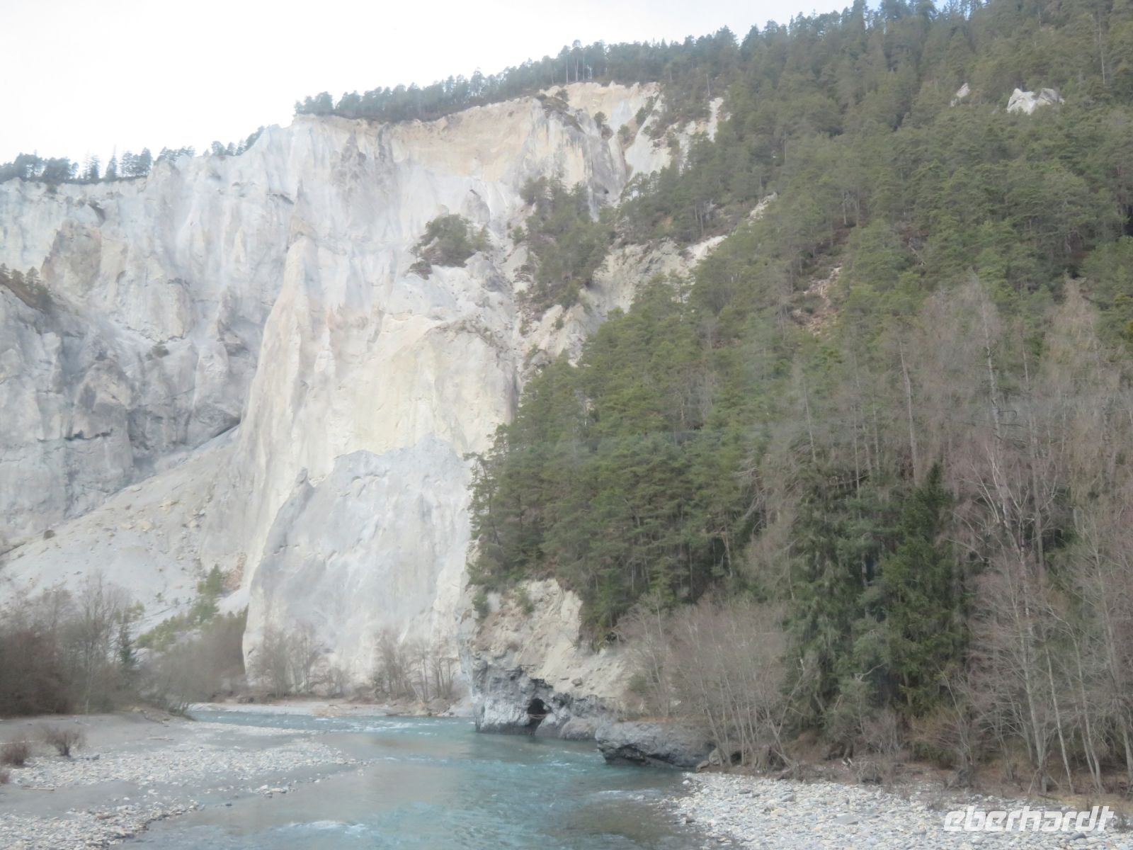 195 Fahrt mit dem Glacier-Express - Rheinschlucht &ndash; &copy; Annette Weise (Eberhardt TRAVEL)