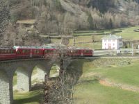 055 Fahrt mit dem Bernina-Express - Kreisviadukt Brusio &ndash; &copy; Annette Weise (Eberhardt TRAVEL)