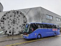 242.2 Besuch im Verkehrshaus der Schweiz - Unser Bus vor dem Bohrer des Gotthard-Basistunnels &ndash; &copy; Annette Weise (Eberhardt TRAVEL)