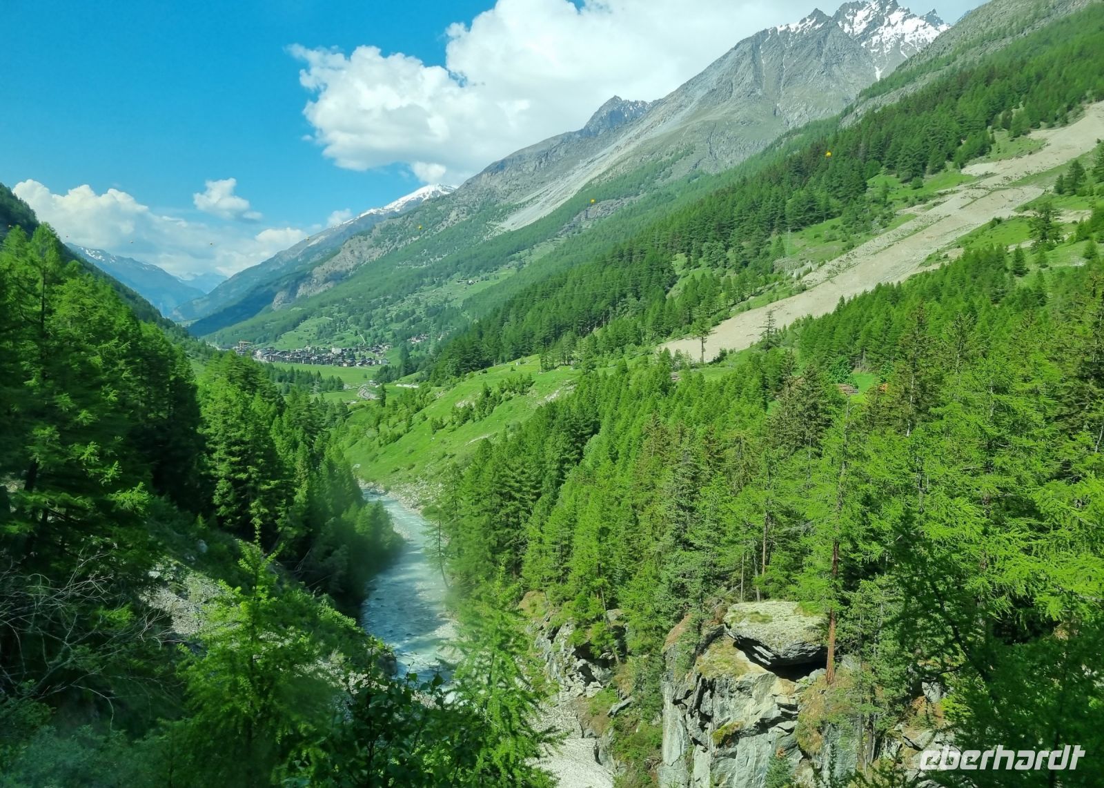 Zugfahrt von Visp nach Zermatt - Blick auf Täsch  &ndash; &copy; Katrin Deutschbein (Eberhardt TRAVEL)