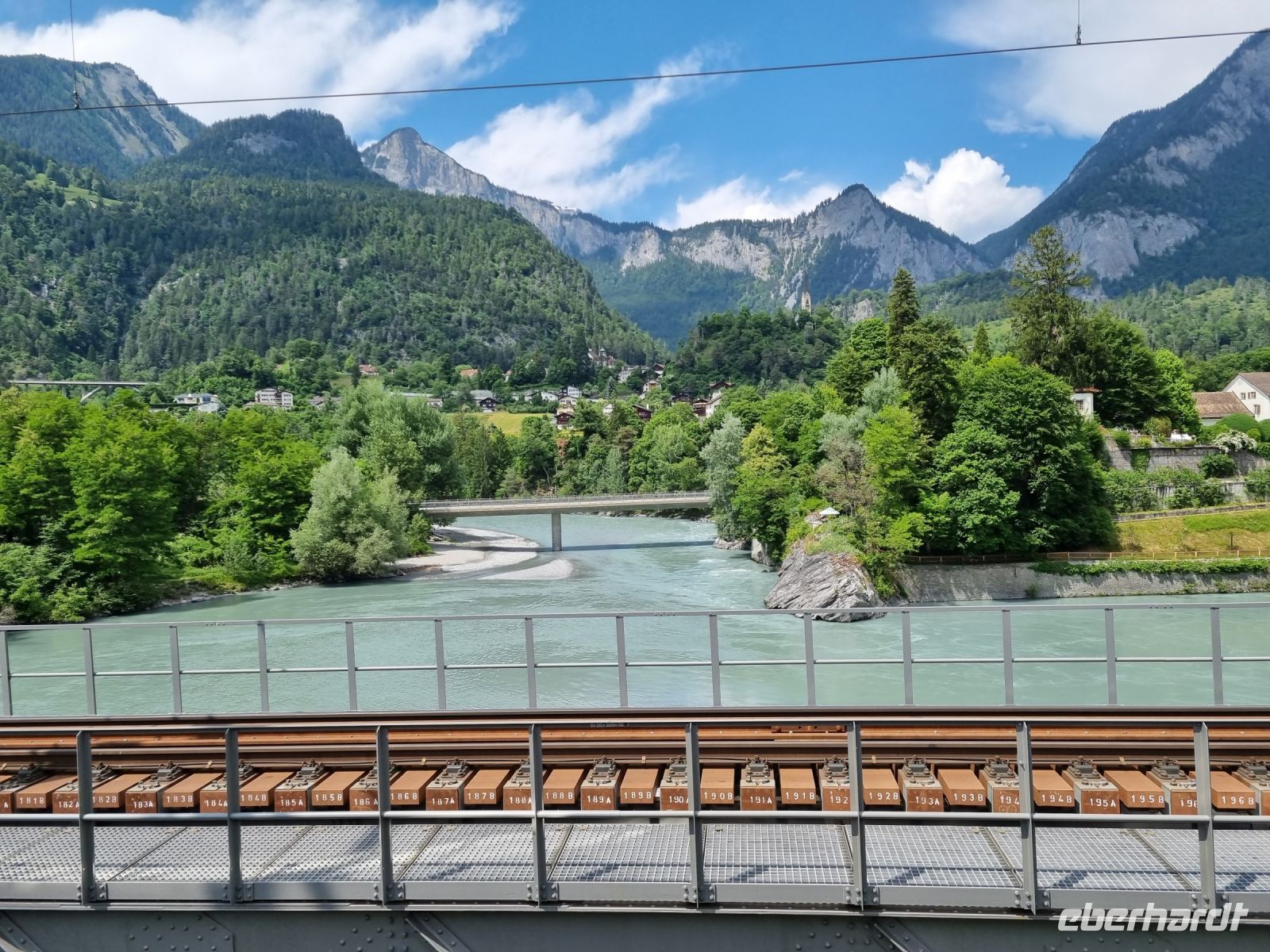 Fahrt mit dem Glacier-Express - Vereinigung von Vorder- und Hinterrhein bei Reichenau &ndash; &copy; Katrin Deutschbein (Eberhardt TRAVEL)