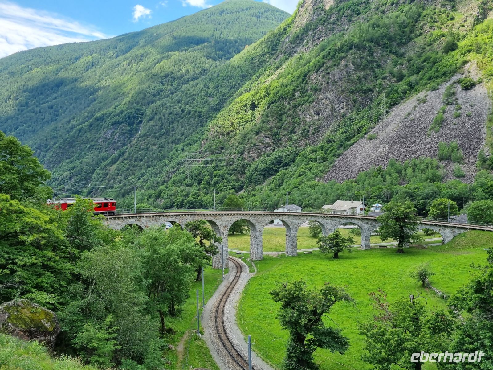 Fahrt mit dem Bernina-Express - Kreisviadukt von Brusio &ndash; &copy; Katrin Deutschbein (Eberhardt TRAVEL)
