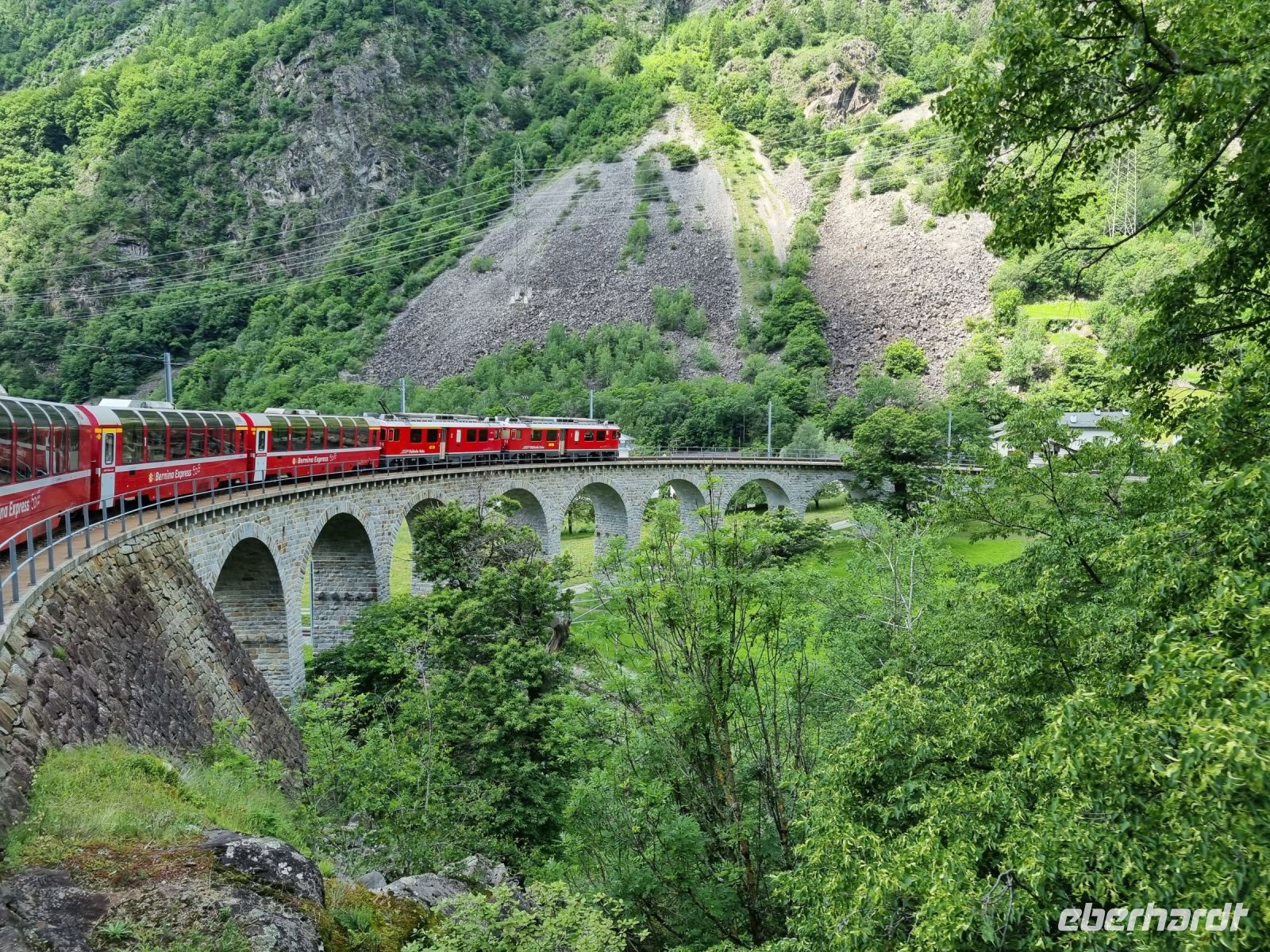 Fahrt mit dem Bernina-Express - Kreisviadukt von Brusio &ndash; &copy; Katrin Deutschbein (Eberhardt TRAVEL)