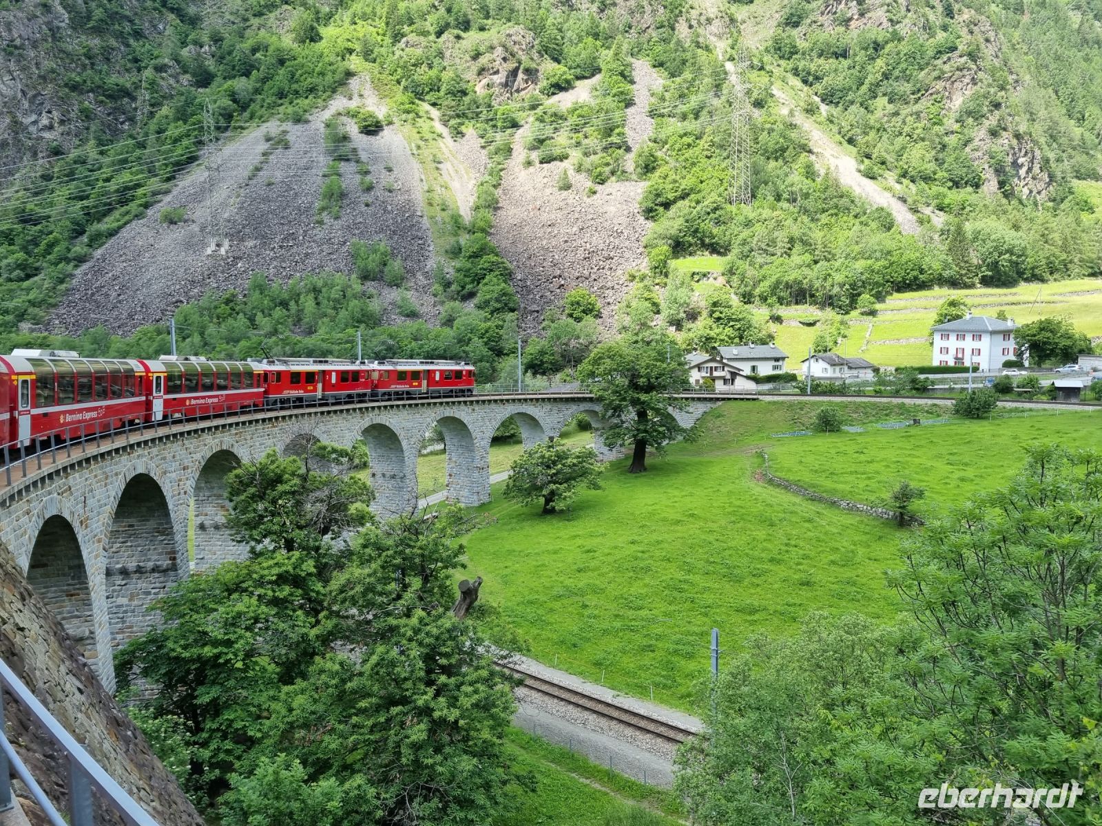 Fahrt mit dem Bernina-Express - Kreisviadukt von Brusio &ndash; &copy; Katrin Deutschbein (Eberhardt TRAVEL)