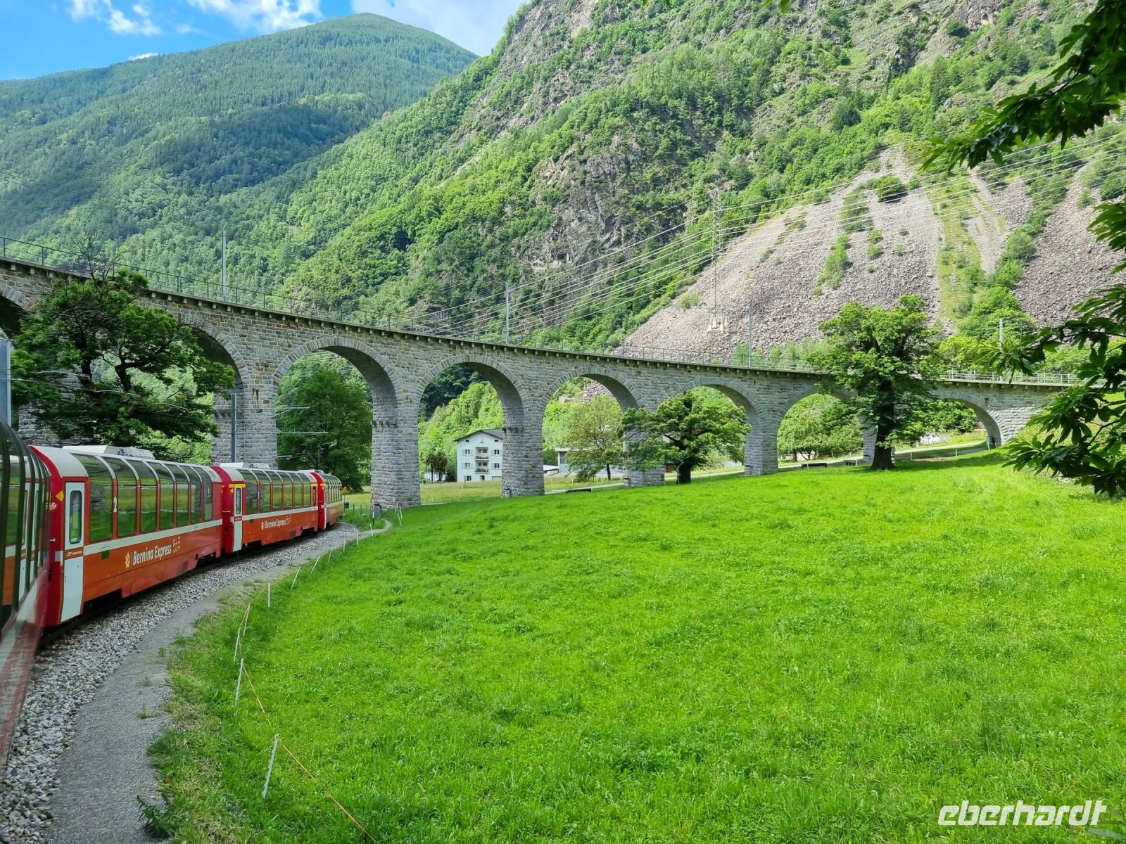 Fahrt mit dem Bernina-Express - Kreisviadukt von Brusio &ndash; &copy; Katrin Deutschbein (Eberhardt TRAVEL)