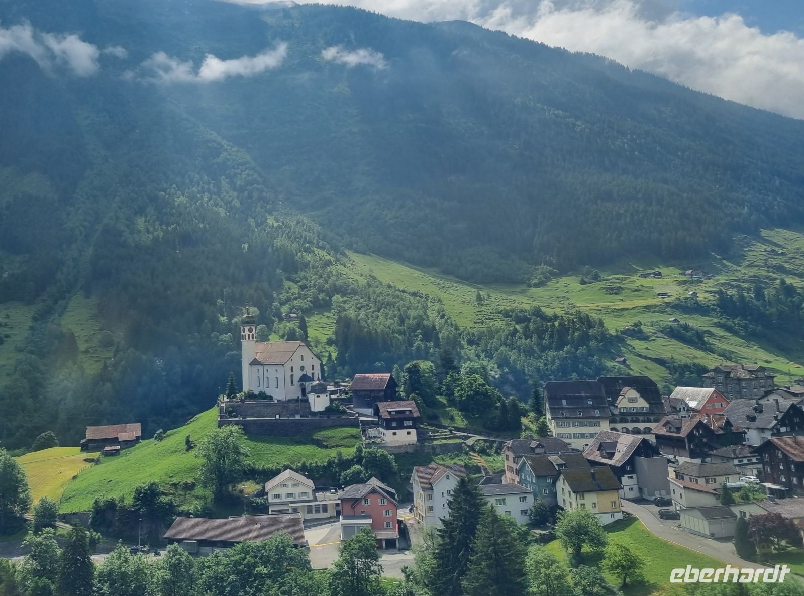 Fahrt mit dem Gotthard Panorama Express - Kirche von Wassen &ndash; &copy; Katrin Deutschbein (Eberhardt TRAVEL)