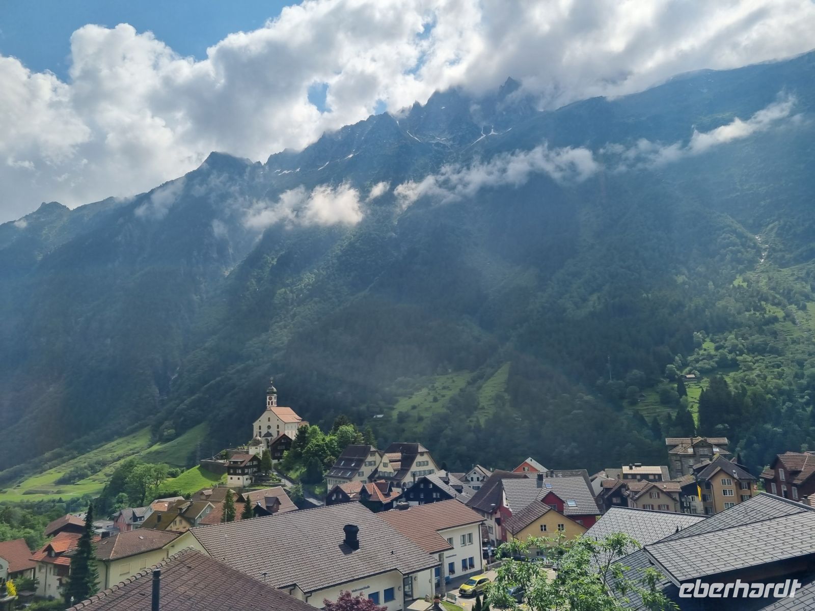 Fahrt mit dem Gotthard Panorama Express - Kirche von Wassen &ndash; &copy; Katrin Deutschbein (Eberhardt TRAVEL)