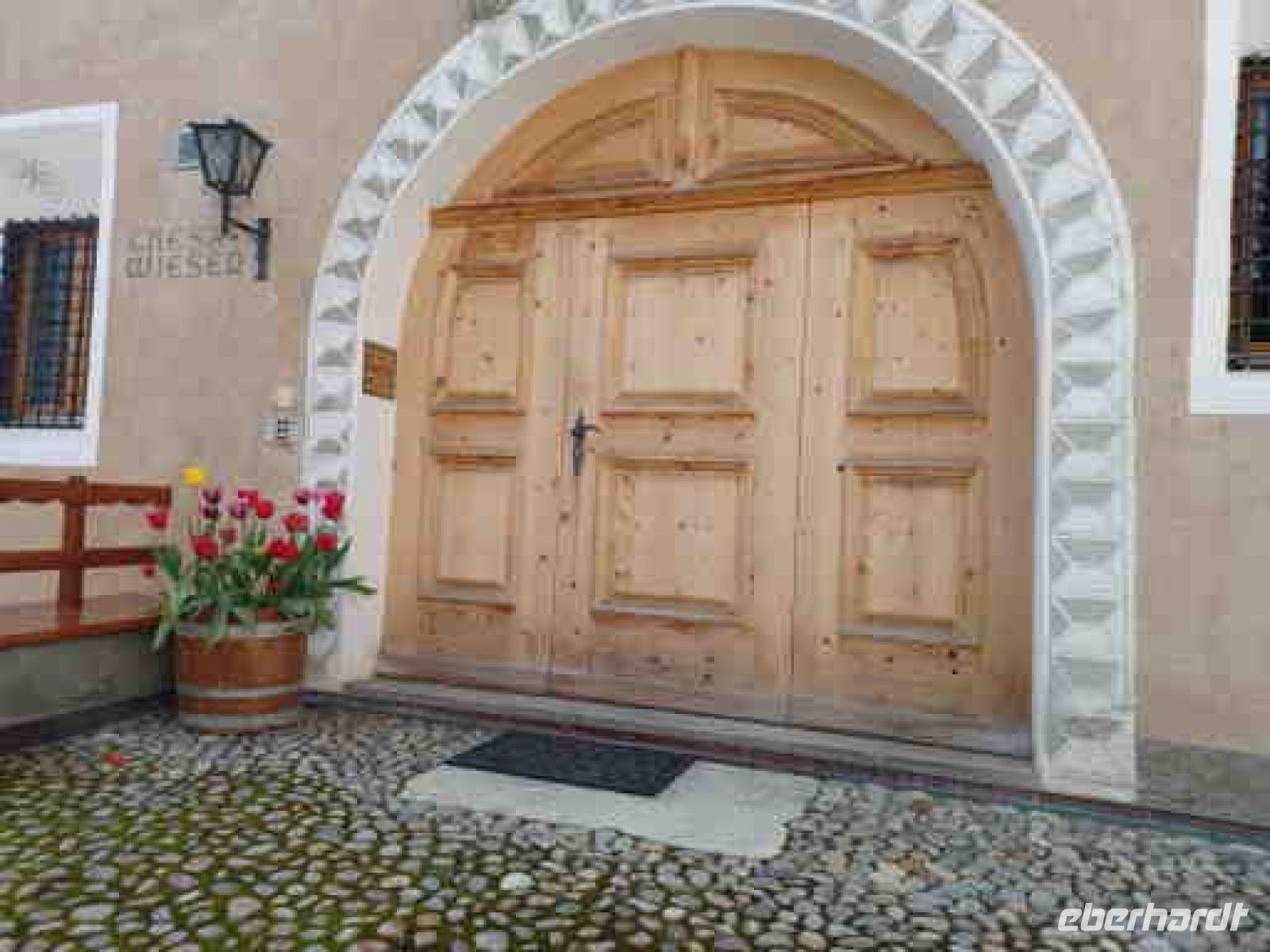 Zuoz-Engadiner Haus,Holzportal &ndash; &copy; Ute Solf (Eberhardt TRAVEL)
