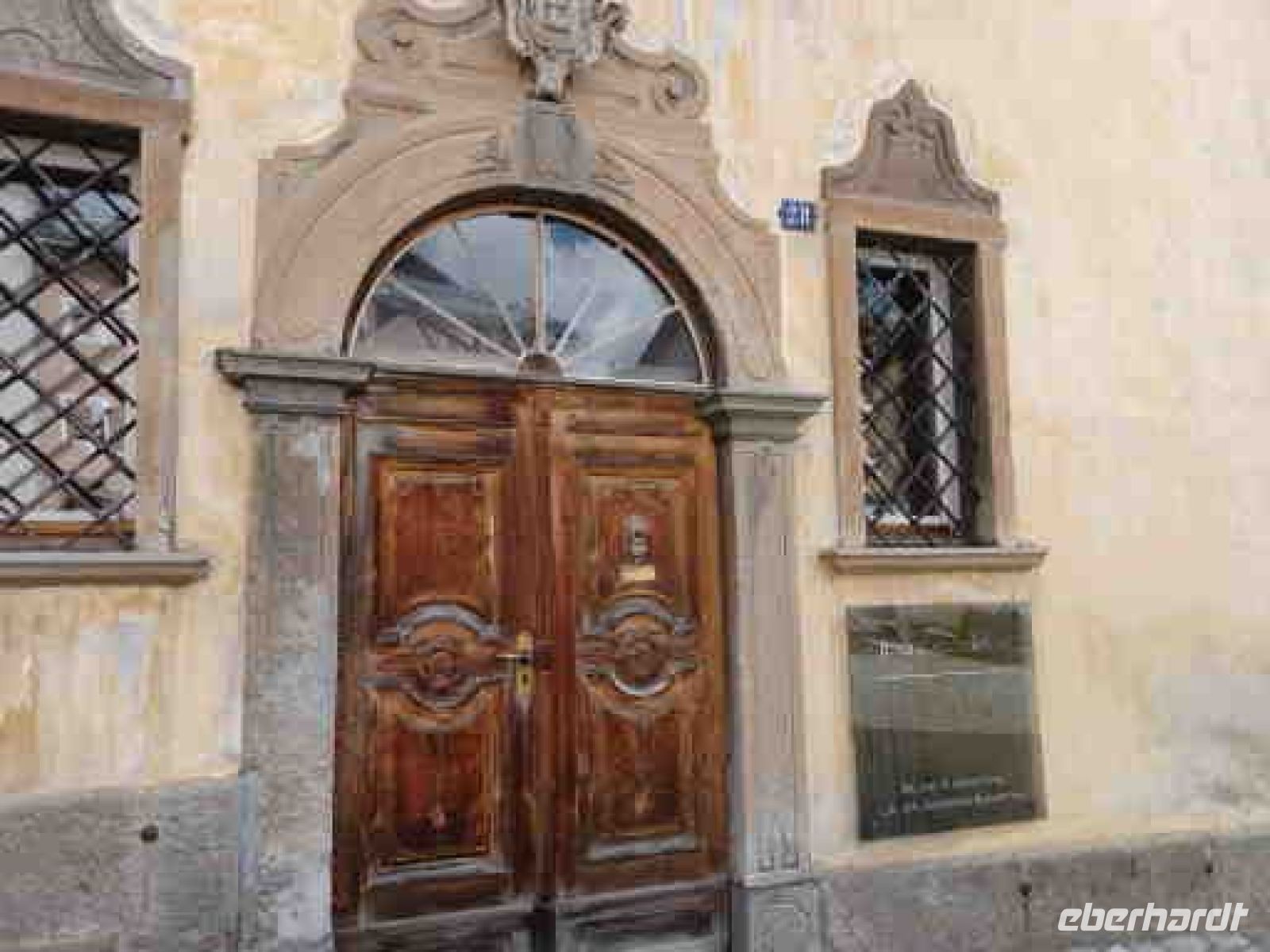 Zuoz-Engadiner Haus,Holzportal, Advokatskanzlei &ndash; &copy; Ute Solf (Eberhardt TRAVEL)