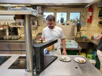 Das Raclette wird zubereitet &ndash; &copy; Steffen Mucke (Eberhardt TRAVEL)
