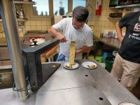 Das Raclette wird zubereitet &ndash; &copy; Steffen Mucke (Eberhardt TRAVEL)