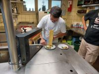 Das Raclette wird zubereitet &ndash; &copy; Steffen Mucke (Eberhardt TRAVEL)