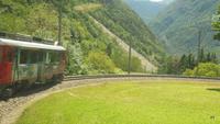 Bernina Express vor dem Kreisviadukt  &ndash; &copy; Sandra Rößle (Eberhardt TRAVEL)