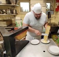 Raclette - fast fertig &ndash; &copy; Steffen Mucke (Eberhardt TRAVEL)