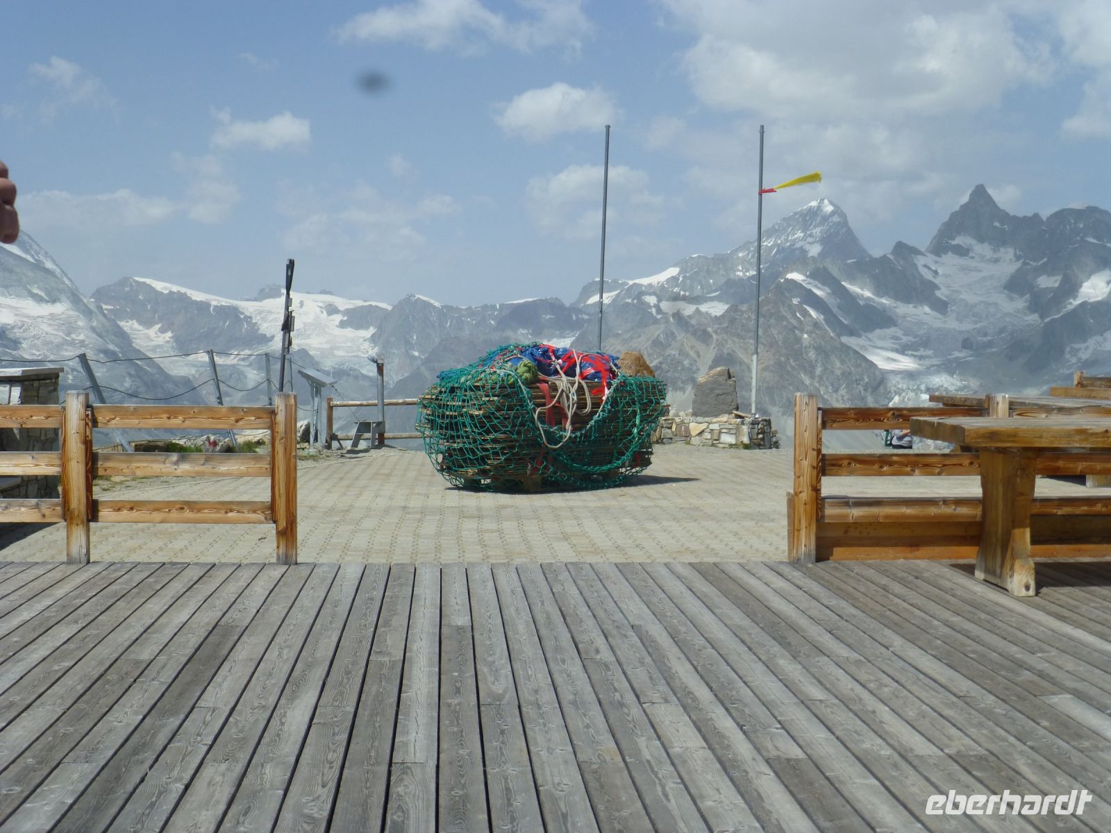 Doch das Paket bleibt liegen, es ist mit 1000 kg 300 kg zu schwer. &ndash; &copy; Vivian Kreft (Eberhardt TRAVEL)