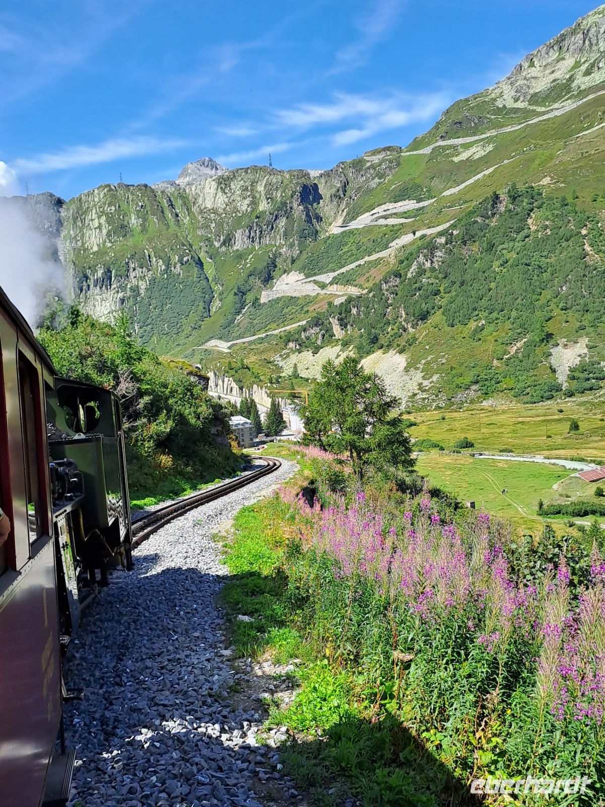 Blick auf Gletsch und Grimselstraße.jpg &ndash; &copy; Gisela Hohlfeld (Eberhardt TRAVEL)