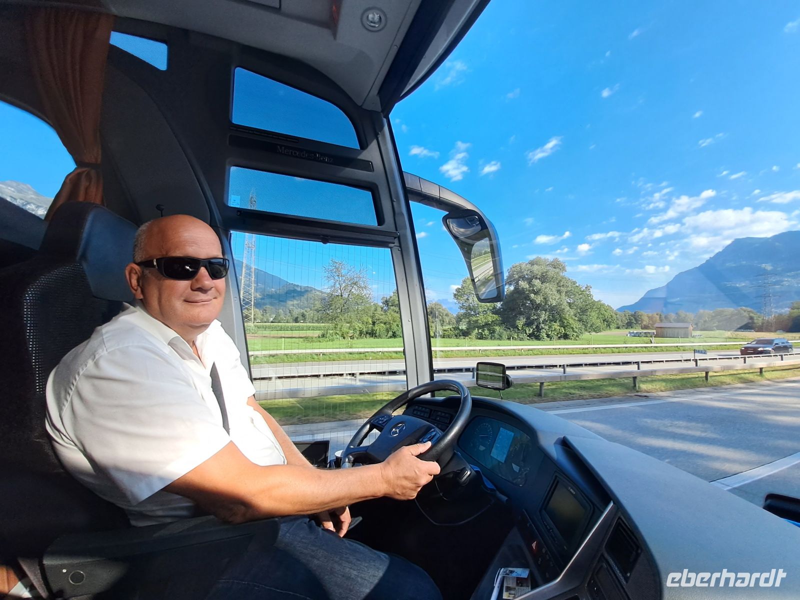 Busfahrer Sergey.jpg &ndash; &copy; Gisela Hohlfeld (Eberhardt TRAVEL)