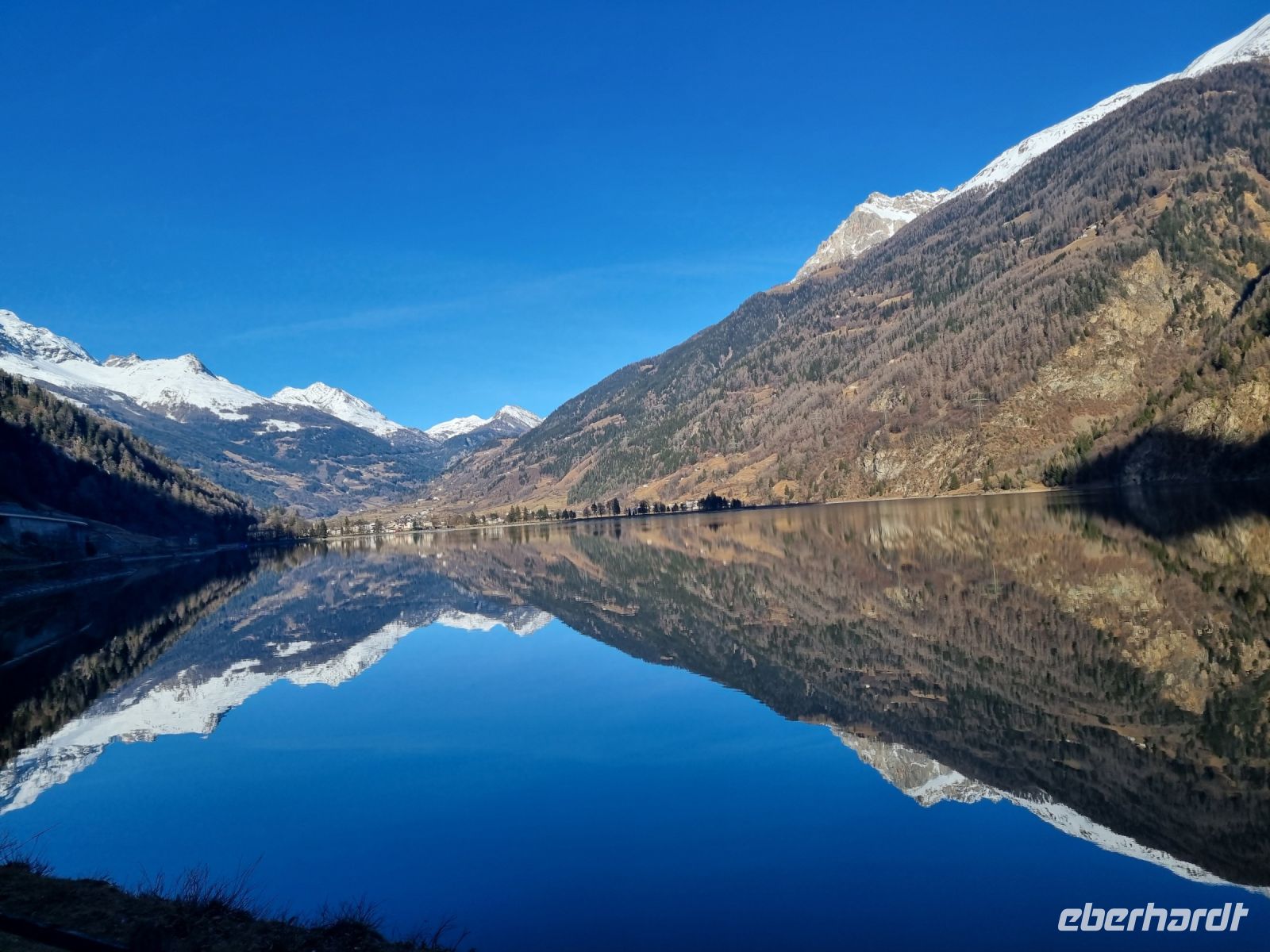 Fahrt mit dem Bernina-Express - Lago di Poschiavo  &ndash; &copy; Katrin Deutschbein (Eberhardt TRAVEL)