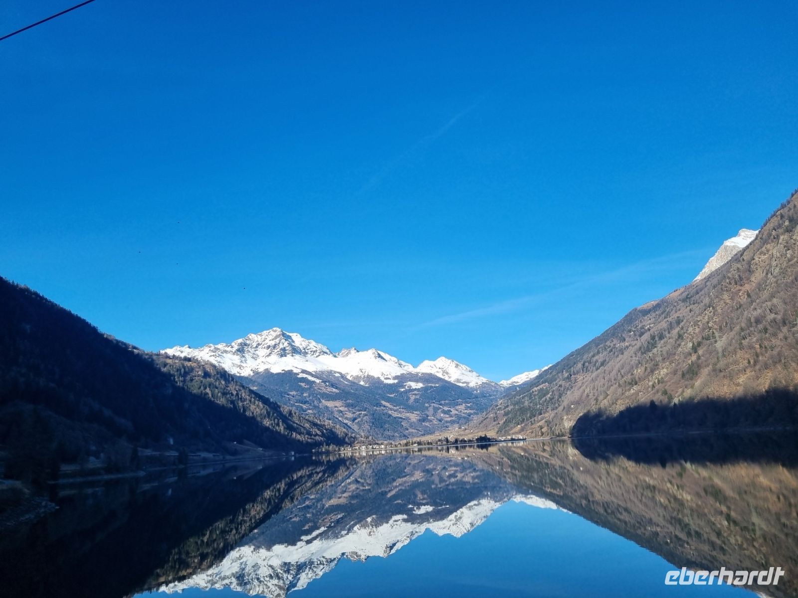Fahrt mit dem Bernina-Express - Lago di Poschiavo  &ndash; &copy; Katrin Deutschbein (Eberhardt TRAVEL)