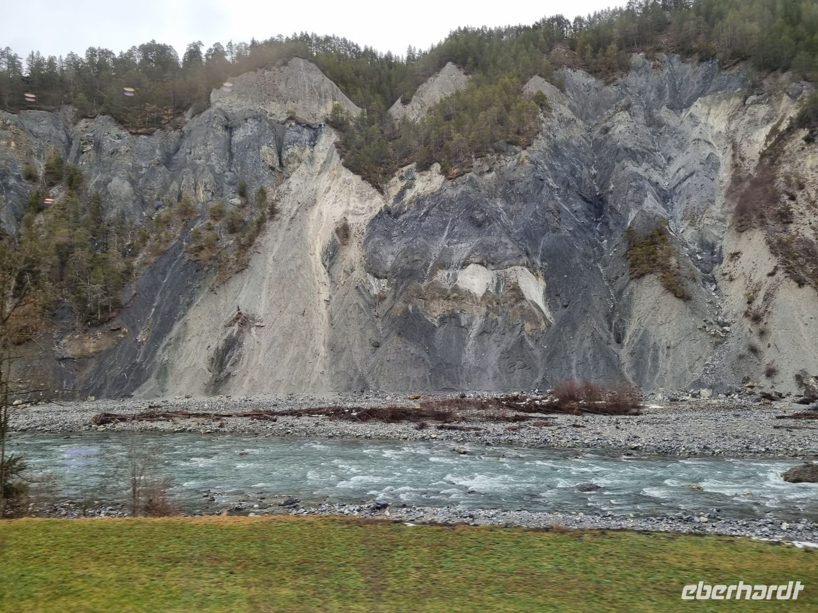 Fahrt mit der Rhätischen Bahn auf der Strecke des Glacier-Express - Rheinschlucht  &ndash; &copy; Katrin Deutschbein (Eberhardt TRAVEL)