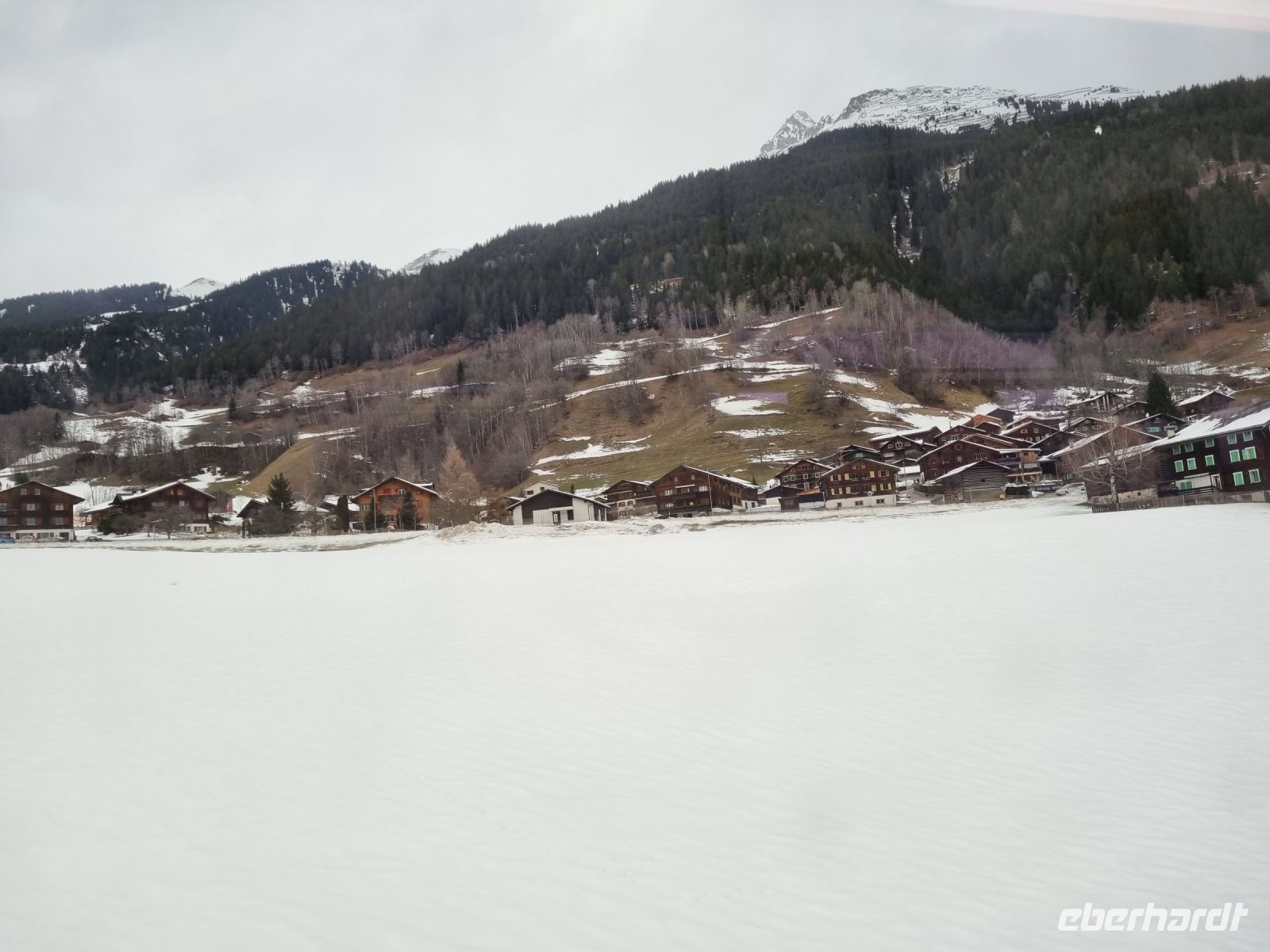Fahrt mit der Rhätischen Bahn auf der Strecke des Glacier-Express - Vorderrheintal (Surselva) &ndash; &copy; Katrin Deutschbein (Eberhardt TRAVEL)
