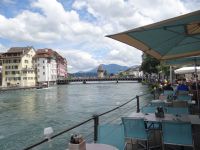 Luzern, an der Reuss sitzt es sich an heißen Sommertagen angenehm.  &ndash; &copy; Vivian Kreft (Eberhardt TRAVEL)