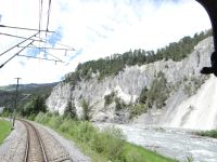 Der Fluss, die Bahnstrecke, mehr hat in der Rheinschlucht nicht Platz. &ndash; &copy; Vivian Kreft (Eberhardt TRAVEL)