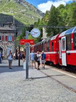 065 Fahrt mit dem Bernina Express - Stopp an der Alp Grüm &ndash; &copy; Annette Probst-Weise (Eberhardt TRAVEL)