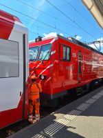 139.1 Fahrt mit dem Glacier Express - Lokwechsel in Disentis &ndash; &copy; Annette Probst-Weise (Eberhardt TRAVEL)