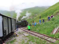 482 Fahrt mit der Furka Dampfbahn - Stopp unterhalb des Furkapasses - die Lok wird auf der Drehscheibe per Hand gedreht &ndash; &copy; Annette Probst-Weise (Eberhardt TRAVEL)