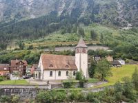 Fahrt mit dem Gotthard Panorama Express von Flüelen nach Bellinzona... (Kirche Gurtnellen Wiler) &ndash; &copy; Katrin Deutschbein (Eberhardt TRAVEL)