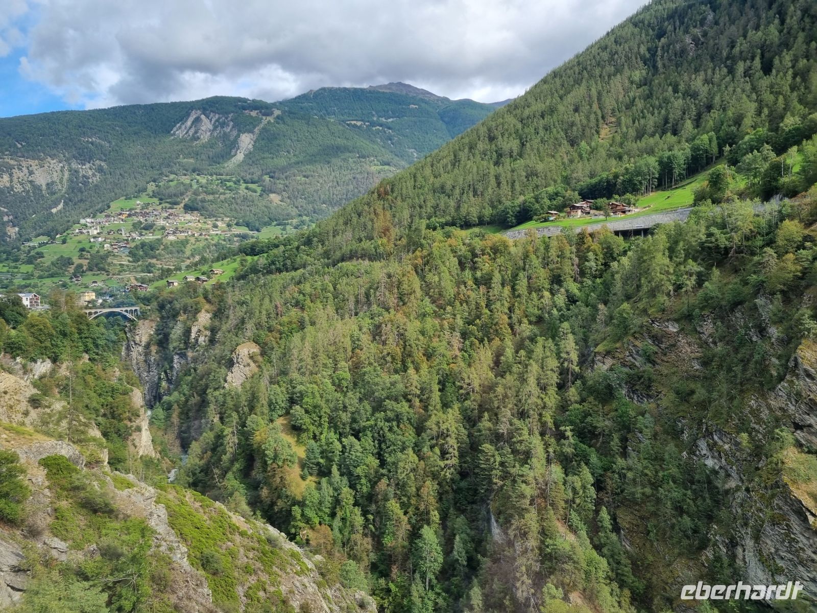 Fahrt von Visp nach Zermatt... (Mattertal) &ndash; &copy; Katrin Deutschbein (Eberhardt TRAVEL)