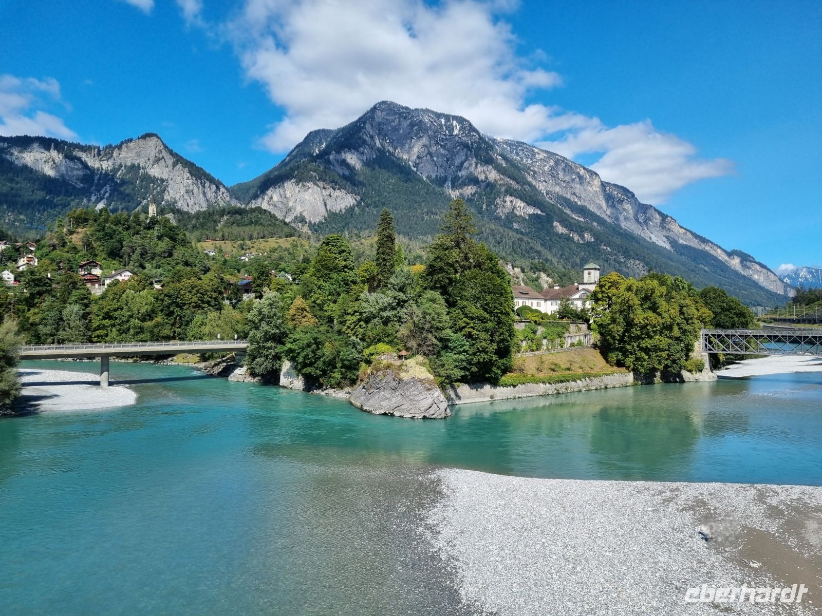 Fahrt mit dem Glacier-Express... - von Disentis nach Chur (Zusammenfluss von Vorder- und Hinterrhein bei Reichenau) &ndash; &copy; Katrin Deutschbein (Eberhardt TRAVEL)