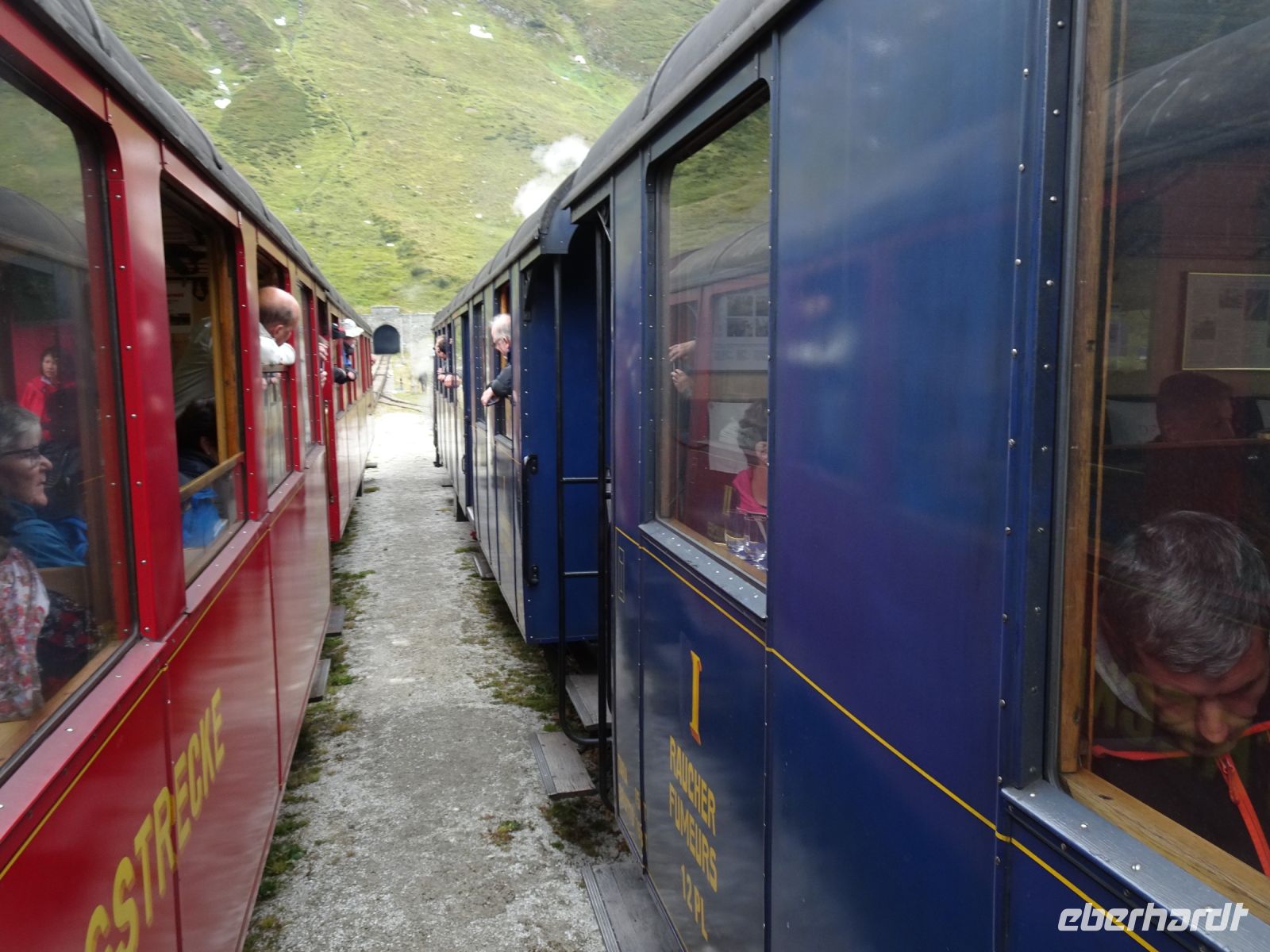 Begegnung zweier Veteranen vor dem Furka-Bergtunnel &ndash; &copy; Hartwig Köllner (Eberhardt TRAVEL)