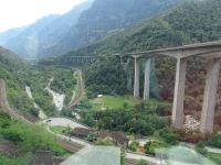 Abfahrt nach Bellinzona, ingenieurtechnische Meisterleistungen für Straße und Schiene... &ndash; &copy; Hartwig Köllner (Eberhardt TRAVEL)