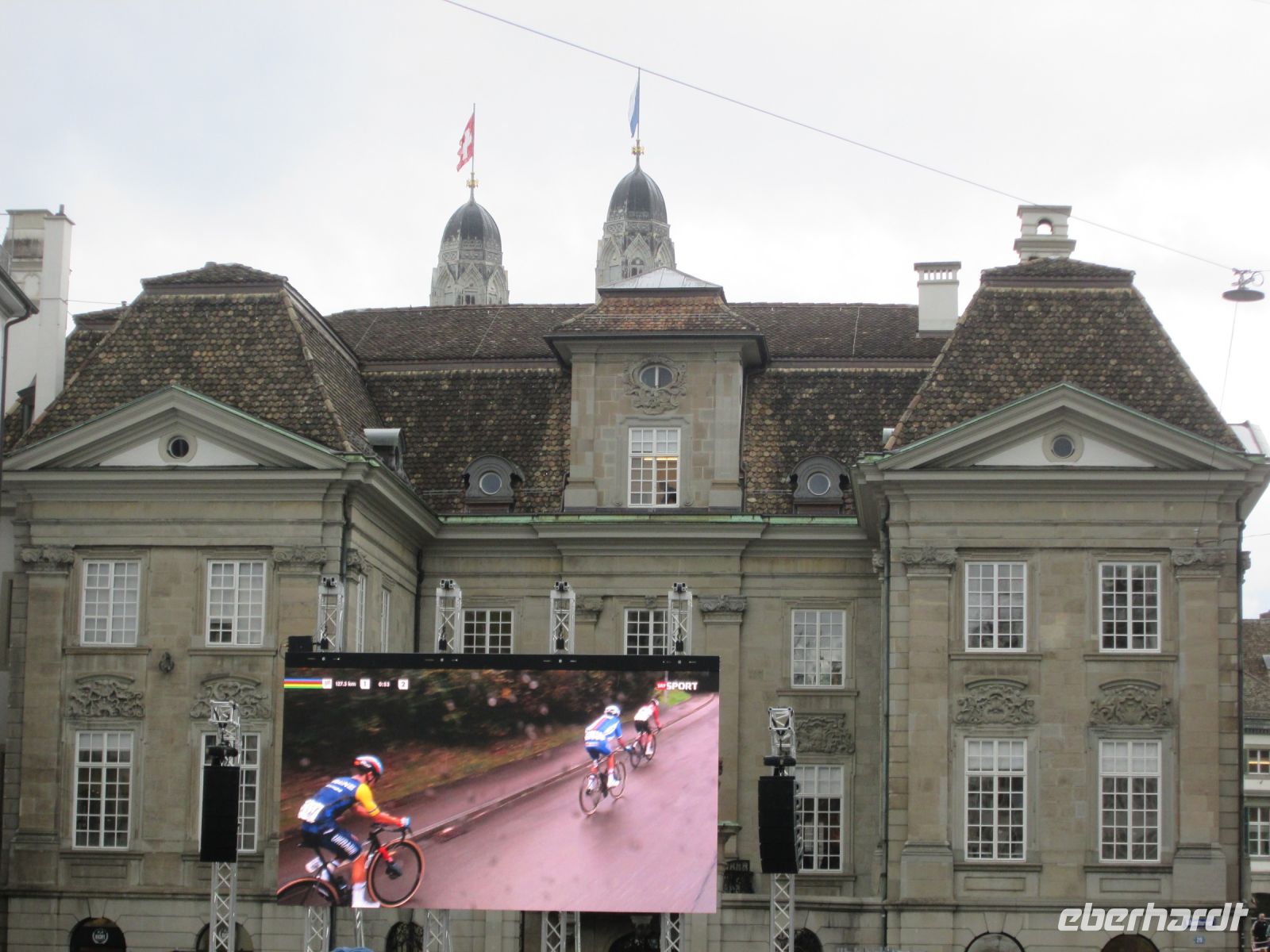 Live Übertragung der Rad- und Para Rad WM vor dem Zunfthaus zur Meisen &ndash; &copy; Heike Heinen (Eberhardt TRAVEL)