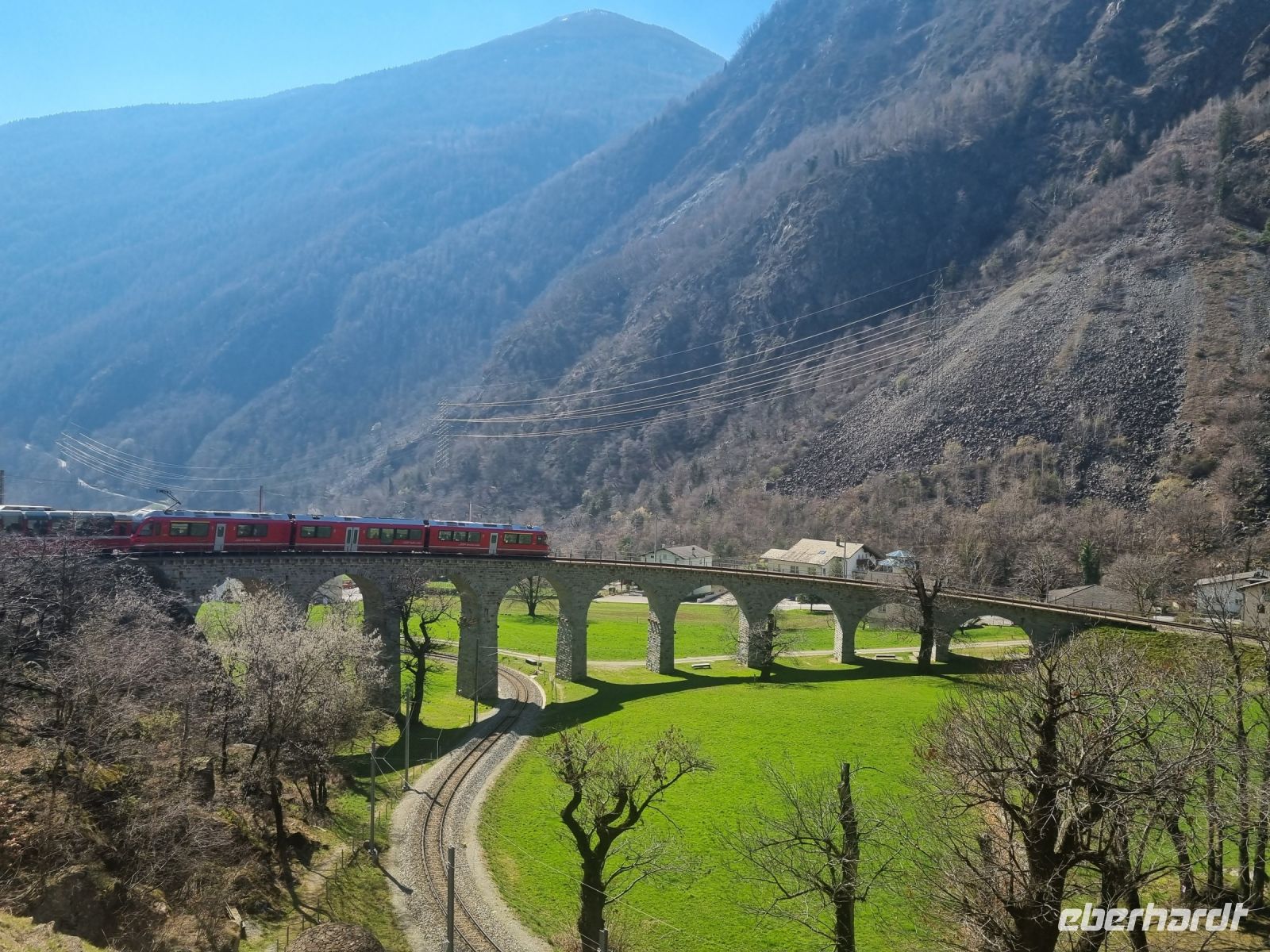 Fahrt mit dem Bernina-Express - Kreisviadukt von Brusio  &ndash; &copy; Katrin Deutschbein (Eberhardt TRAVEL)