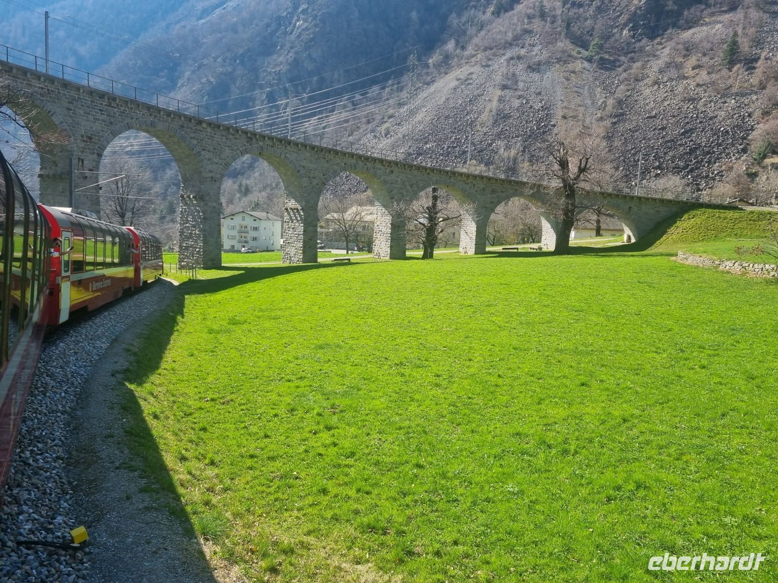Fahrt mit dem Bernina-Express - Kreisviadukt von Brusio  &ndash; &copy; Katrin Deutschbein (Eberhardt TRAVEL)