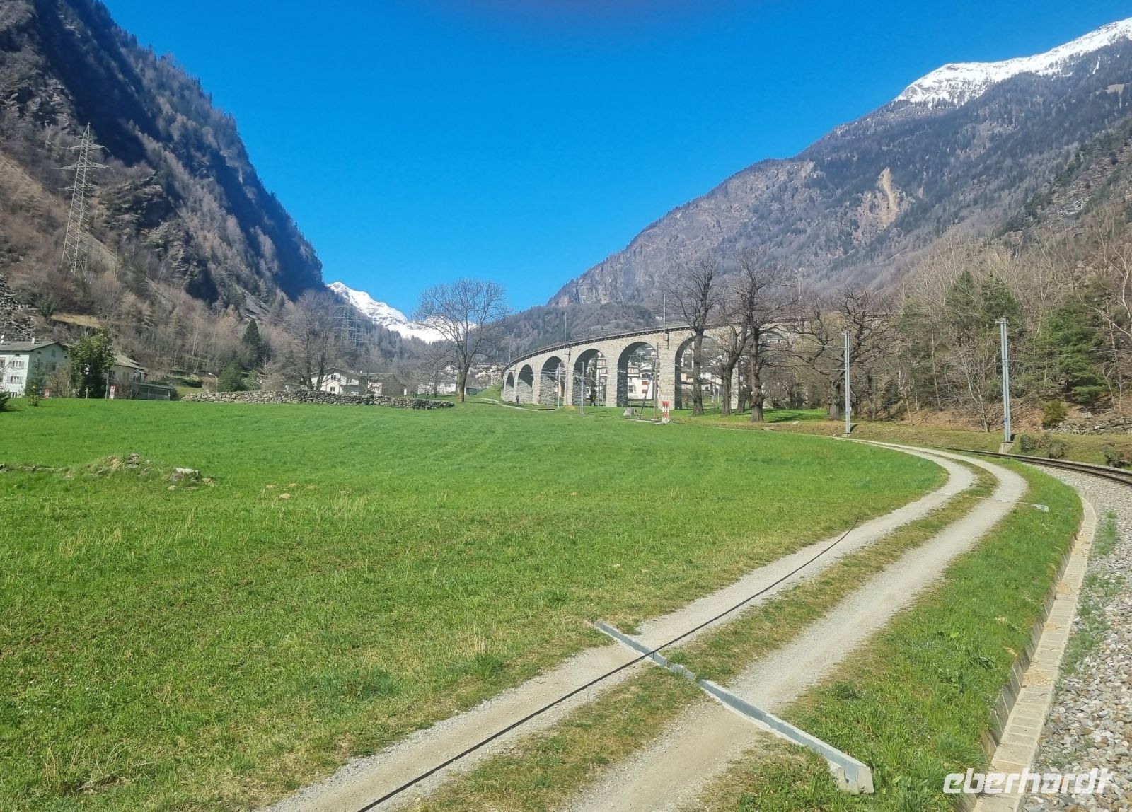 Fahrt mit dem Bernina-Express - Kreisviadukt von Brusio  &ndash; &copy; Katrin Deutschbein (Eberhardt TRAVEL)