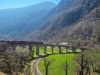 Fahrt mit dem Bernina-Express - Kreisviadukt von Brusio  &ndash; &copy; Katrin Deutschbein (Eberhardt TRAVEL)