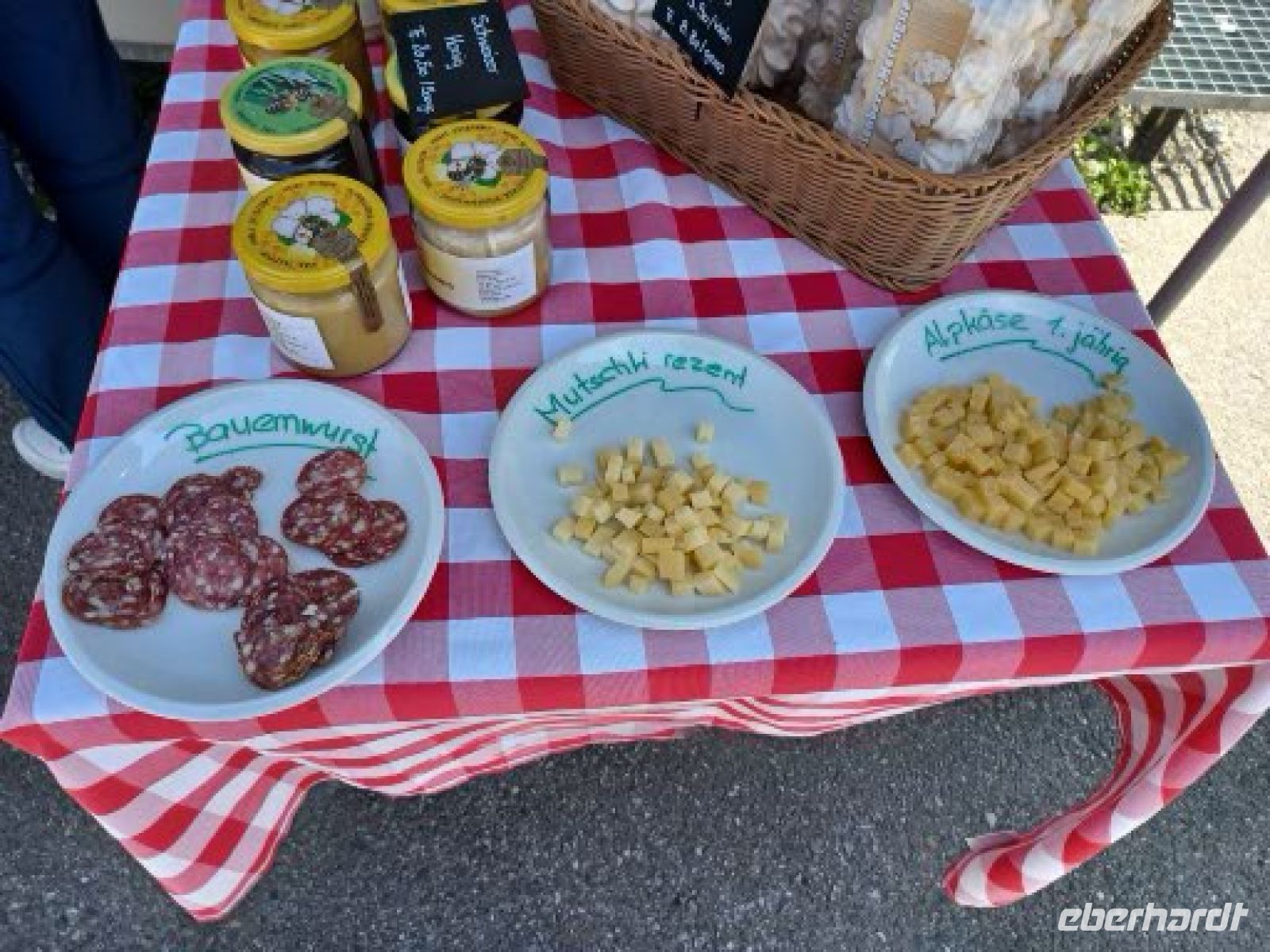 Probieren Sie! Rindersalami, Mutschli rezent oder Alpkäse, 1jährig &ndash; &copy; Ute Solf (Eberhardt TRAVEL)