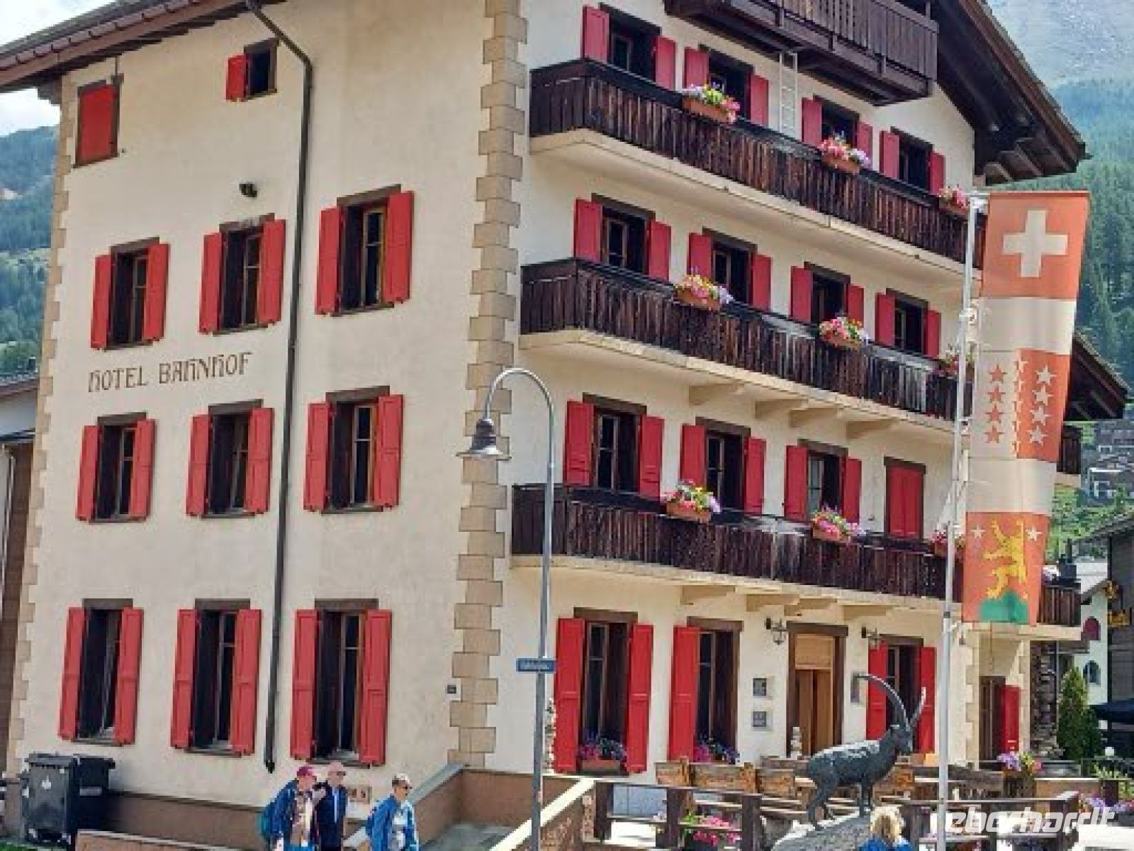 Zermatt -Hotel Bahnhof mit dem Steinbockzeichen &ndash; &copy; Ute Solf (Eberhardt TRAVEL)