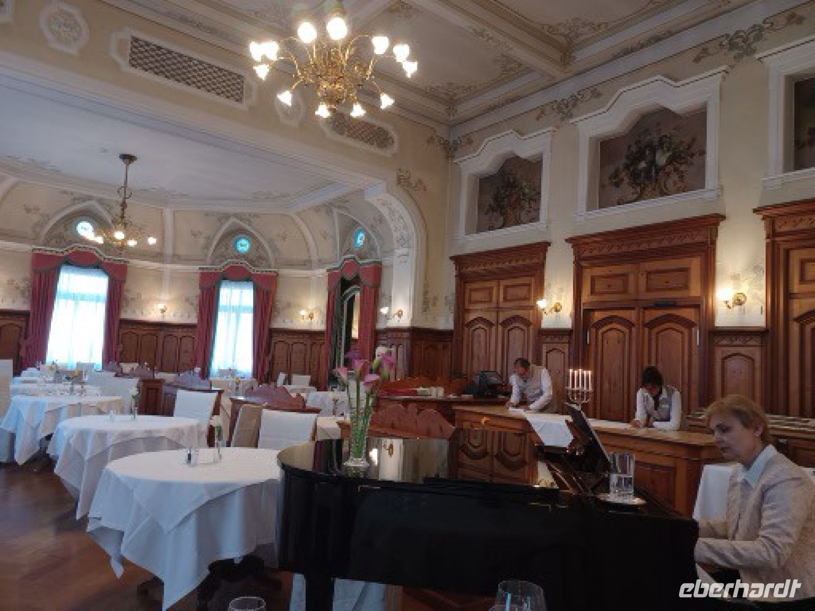 Sils- Hotel „Edelweiß“ im Restaurant mit Klavierbegleitung &ndash; &copy; Ute Solf (Eberhardt TRAVEL)