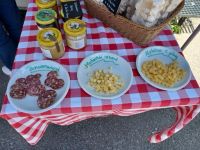 Probieren Sie! Rindersalami, Mutschli rezent oder Alpkäse, 1jährig &ndash; &copy; Ute Solf (Eberhardt TRAVEL)