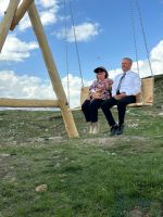 Schaukeln mit phantastischer Aussicht vom Muottas Muragel &ndash; &copy; Ute Solf (Eberhardt TRAVEL)